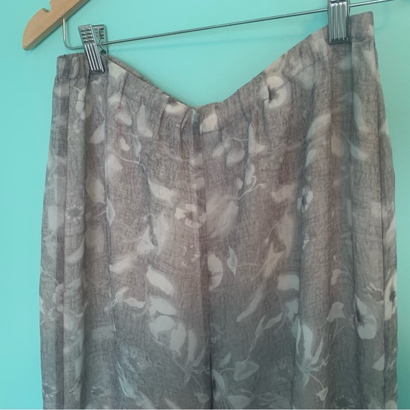 Women’s Pants - Picture 6 of 7